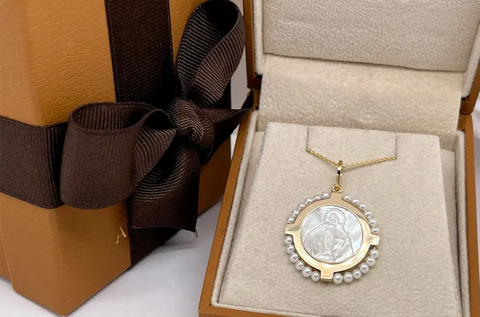 Albert Hern Necklaces Medal 18kt Gold Cross Mother Pearl Miraculous Pearls Pendant Albert Hern Necklaces Medal 18kt Gold Cross Mother Pearl Miraculous Pearls Pendant