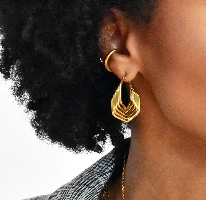 Earrings MACI GEOMETRIC TWIST HOOP EARRINGSSAMPLE Mai Dsire