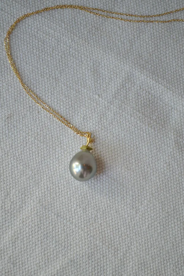 Necklaces Pear Pearl Pendant and Gold Chain Charlotte Wendes