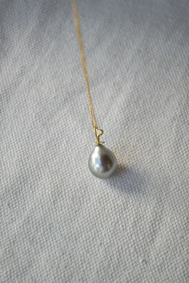 Necklaces Pear Pearl Pendant and Gold Chain Charlotte Wendes