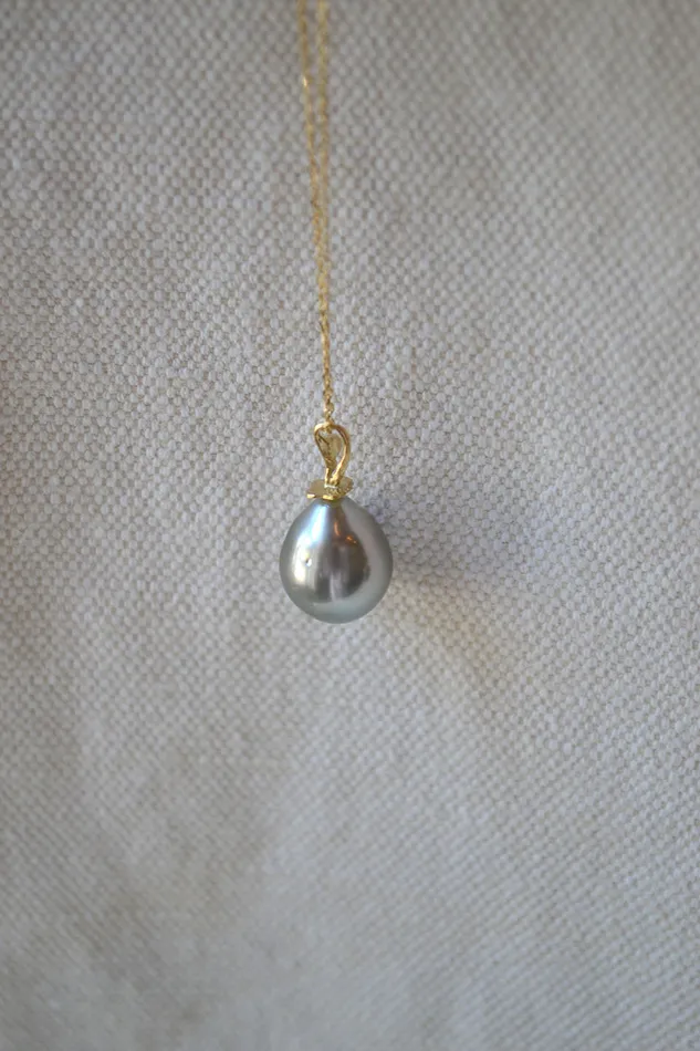 Necklaces Pear Pearl Pendant and Gold Chain Charlotte Wendes