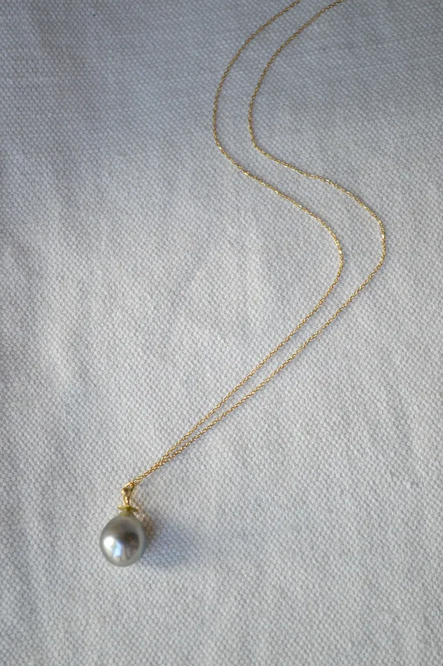 Necklaces Pear Pearl Pendant and Gold Chain Charlotte Wendes